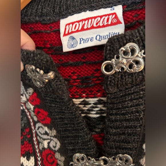 BNWOT Norwear Icelandic Sweater in 100% Wool with Decorative Metal Closure - Picture 7 of 12